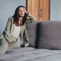 Mujer en Alella durante una sesión de psicoterapia, acompañada por una psicóloga especializada en maternidad y biodescodificación