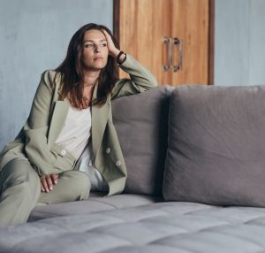 Mujer en Alella durante una sesión de psicoterapia, acompañada por una psicóloga especializada en maternidad y biodescodificación